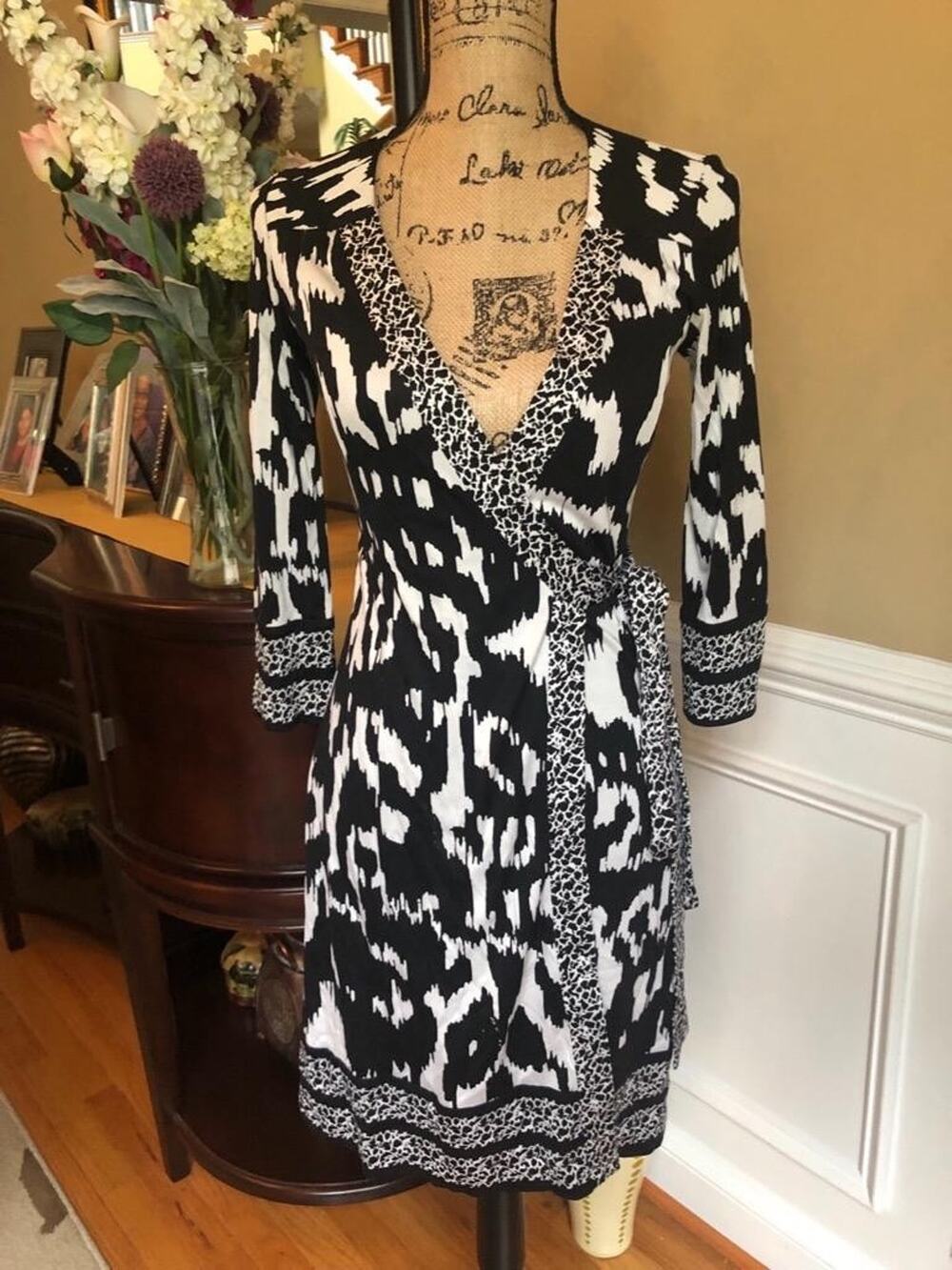 (z)Diane von Furstenberg Tallulah Wrap Dress Flower Ikat Black White SIZE 2 (100